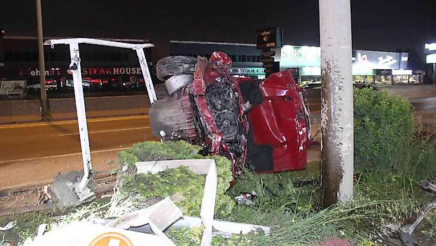 'Dur' ihtarına uymayan araç, akaryakıt istasyonuna giren otomobile çarptı