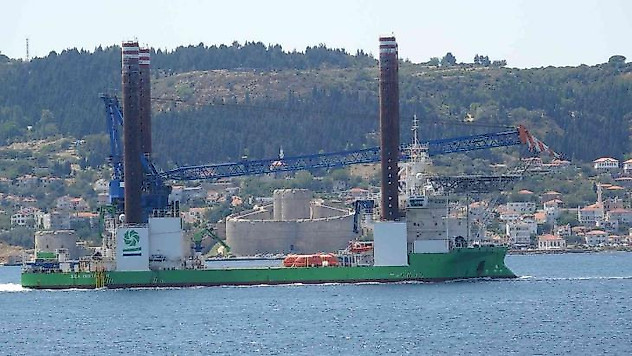 132 metre uzunluğundaki platform Çanakkale Boğazı'ndan geçti