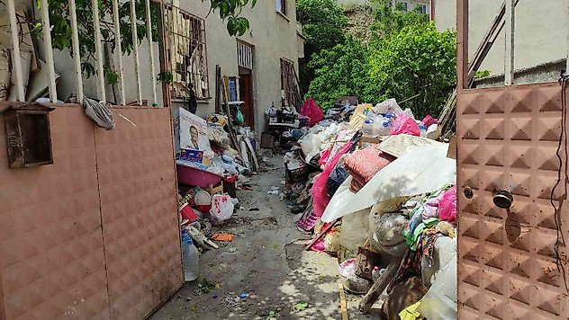 2 katlı evden çıkanlar görenleri hayrete düşürdü