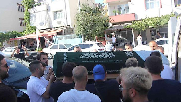 25 metreden düşerek ölen kadın son yolculuğuna uğurlandı