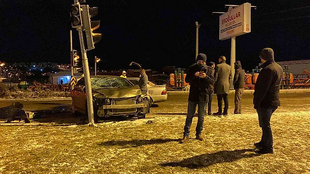 3 otomobilin karıştığı zincirleme kazada 7 kişi yaralandı