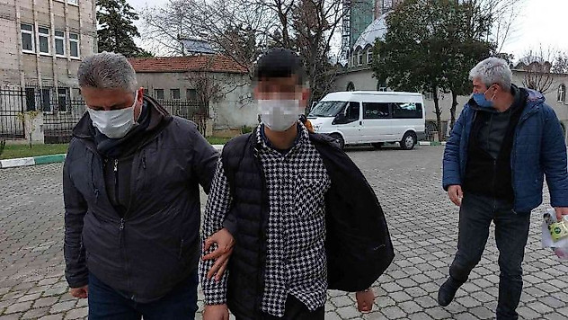4 mahallede 7 iş yerinin camını taşla kırıp hırsızlık yapan 2 kişi tutuklandı