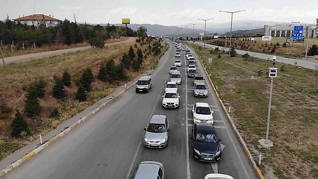 43 ilin geçiş güzergahında trafik yoğunluğu: Tatilin ikinci gününde de yollara akın ettiler