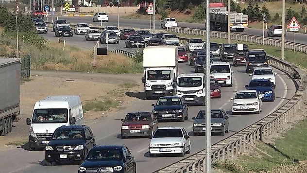43 ilin geçiş güzergahında trafik yoğunluğu: Tatilciler dönüş yoluna geçti