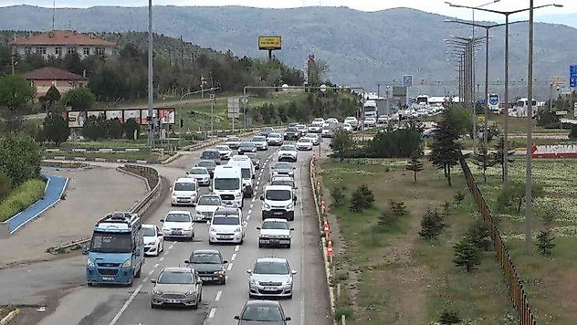 43 ilin geçiş güzergahındaki Kırıkkale'de trafik yoğunluğu