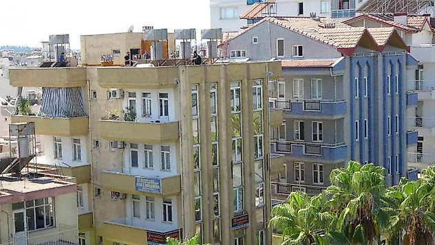 5 katlı apartmanın çatısına çıkan genç, yürekleri ağza getirdi