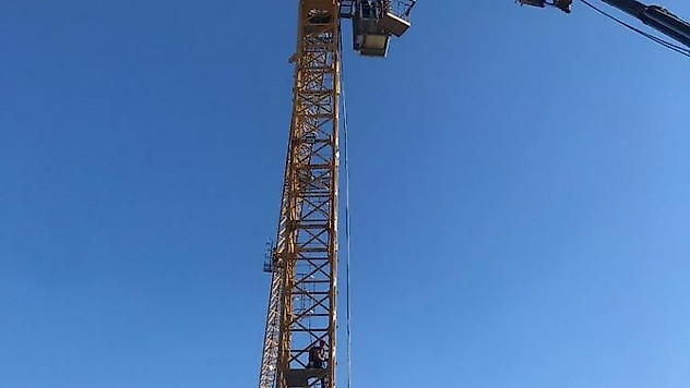 50 metre yükseklikte rahatsızlanınca yardımına itfaiye ekipleri yetişti