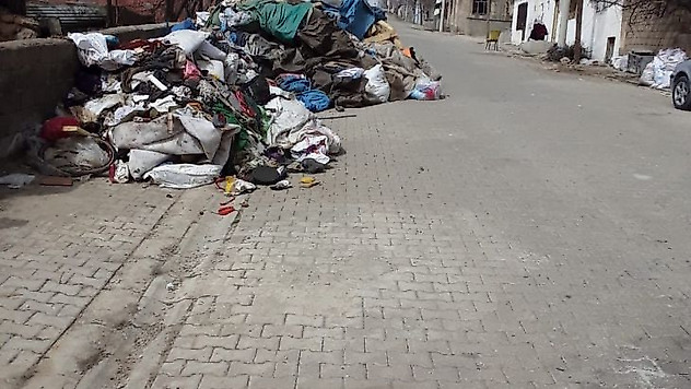 60 yaşındaki kadının evinden 2 kamyon çöp çıkarıldı