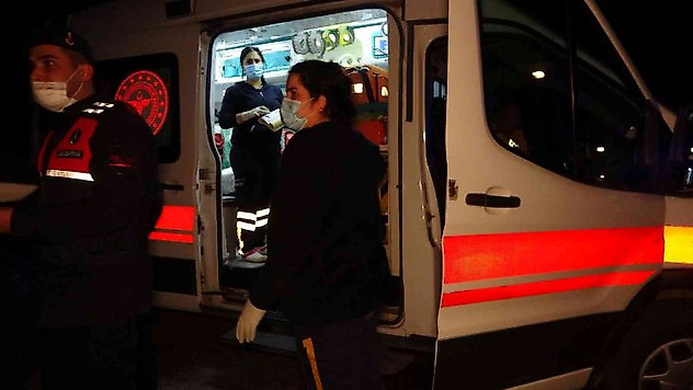 Adana'da yolcu otobüsü devrildi: 4'ü ağır 23 yaralı