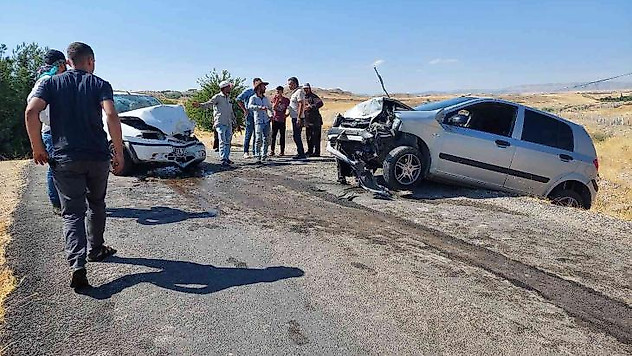 Adıyaman'da iki otomobil çarpıştı: 1 ölü, 4 yaralı
