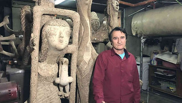 Afgan göçmen çöpten topladığı atıklarla kazan dairesinde heykel yapıyor