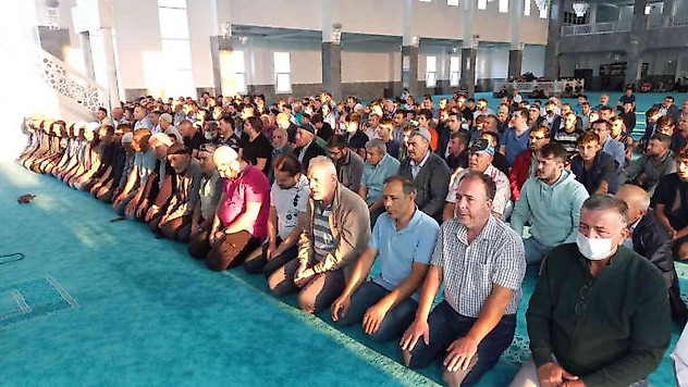 Afyonkarahisar'da vatandaşlar bayram namazı için camileri doldurdu