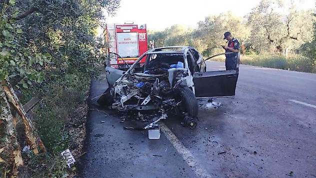 Ağaca çarpıp alev alan otomobilin sürücüsü feci şekilde can verdi