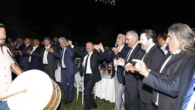 Ağrı'da 3 bin 500 kişilik festival havasında düğün düzenlendi