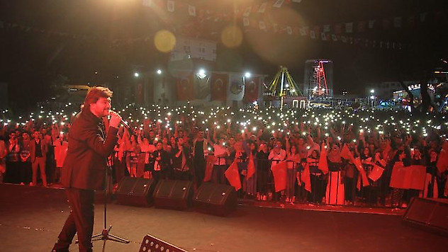 Ahmet Şafak yeni şarkısı 'Bizden Olmaz'ı ilk kez Kula'da seslendirdi