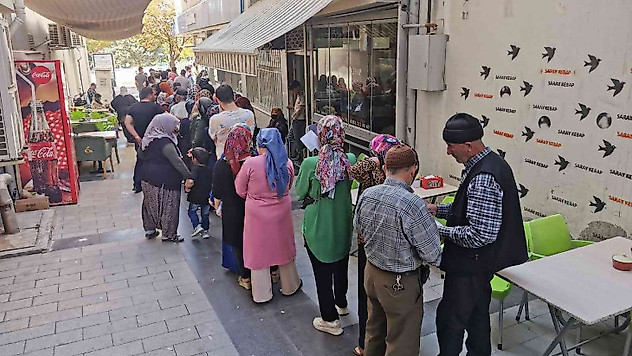 Aksaray'da banka önlerinde TOKİ kuyruğu