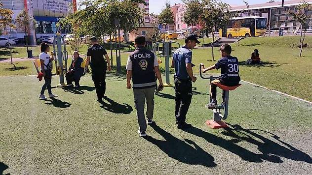 Aksaray'da polis ekipleri hem denetim yapıyor hem de vatandaşları dinliyor