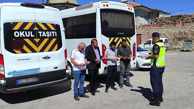 Aksaray'da trafik jandarmasından okul servislerine sıkı denetim