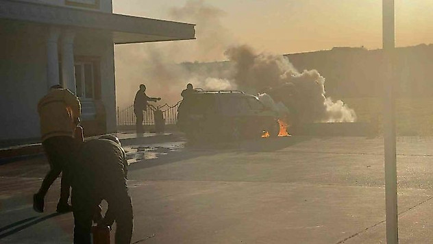 Alev alev yanan araca canları pahasına müdahale ettiler