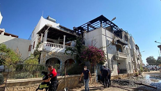 Alevlerin arasında kalan kadın, ikinci kattan aşağı atladı