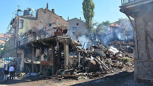 Alevlerin geceyi aydınlattığı yangında 3 ev kullanılmaz hale geldi