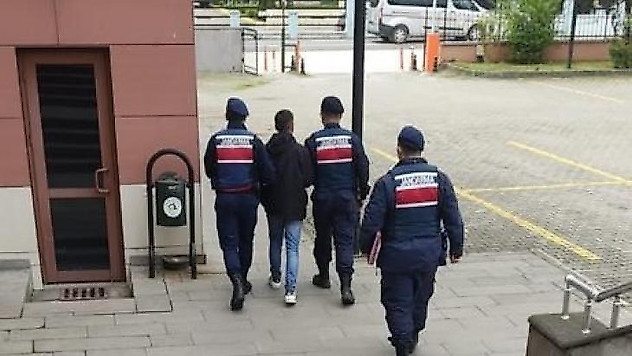 Alkol parası vermeyen babası ve babaannesinin kapısına ateş etti