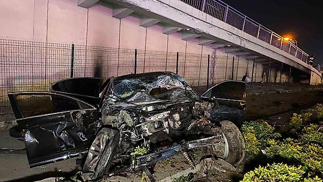 Alkollü halde kullandığı otomobili ile köprü demirlerini kırarak aşağı uçtu: 3 yaralı