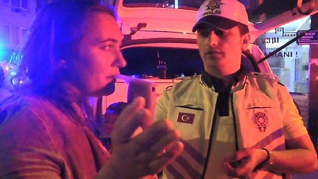 Alkollü kadın sürücü oğlunun yanında alkollü araç kullandı, ortalığı bir birine kattı