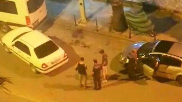 Alkollü sürücü önce otomobile ardından polis aracına kafa attı