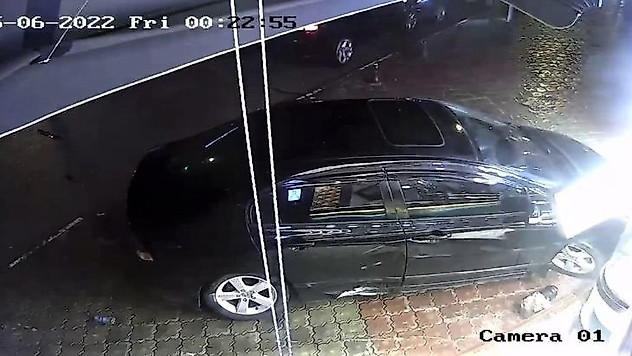 Alkollü sürücünün park halindeki iki otomobile çarptığı anlar kameraya yansıdı