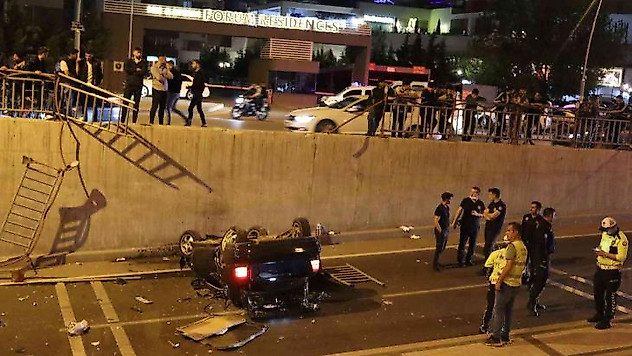 Altgeçide düşen otomobilde can pazarı: 3 yaralı
