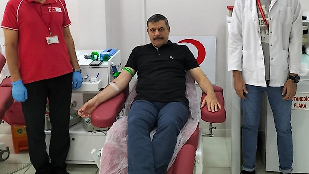 Altın madalya sahibi Vali Çiftçi, 36'ncı kez kan bağışında bulundu