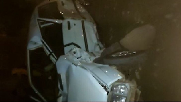 Ana yola çıkmaya çalışan otomobile kamyon çarptı: 3 yaralı