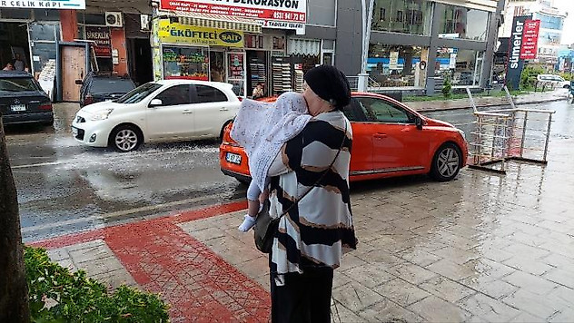 Aniden bastıran yağmura vatandaşlar hazırlıksız yakalandı