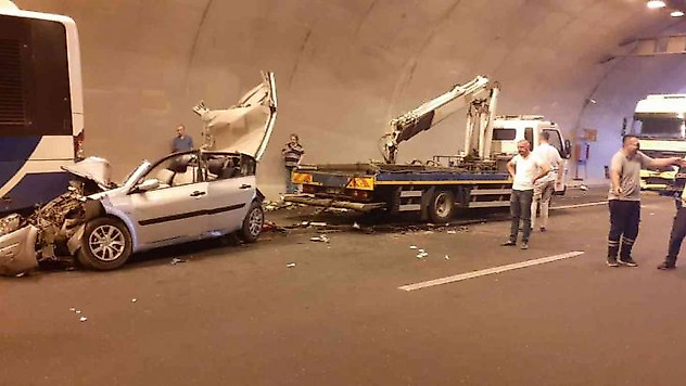 Ankara'da otomobil belediye otobüsünün altına girdi: 3 yaralı
