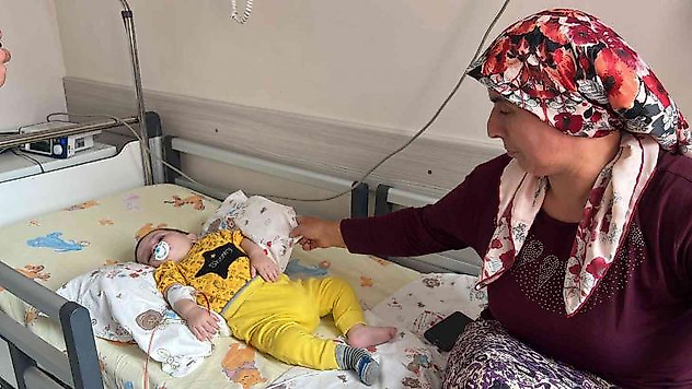 Anne ve kucağındaki bebeği ölümden döndü