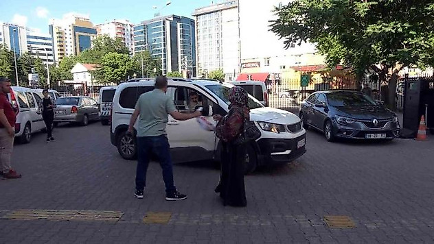 Anne yüreği dayanamadı, cezaevine giden oğluna döner getirdi