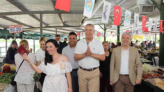 Annelerinin tezgah açtığı pazarda nikah kıydırdılar