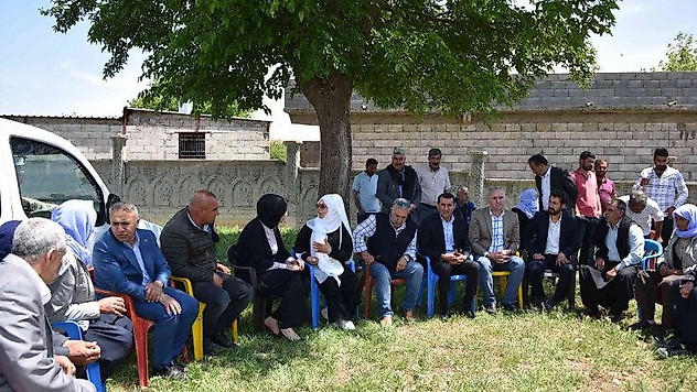 Annesi vefat eden ünlü türkücüye başkan desteği