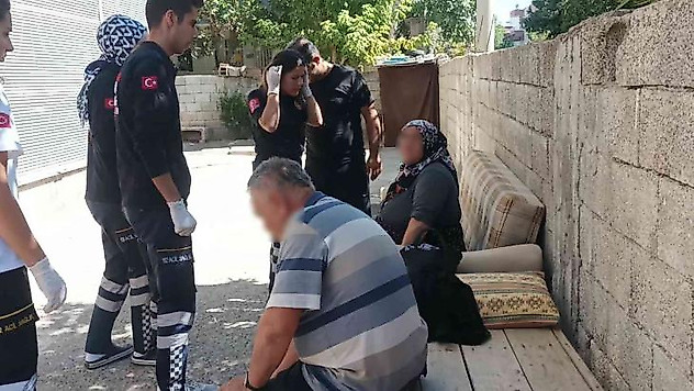 Annesini bıçakladı, babasını darp etti