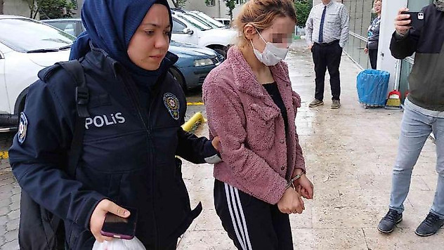 Annesini bıçaklayan kadını bıçakladı