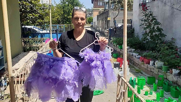 Annesinin mama kutularından başladı, atık plastikleri sanata dönüştürüyor