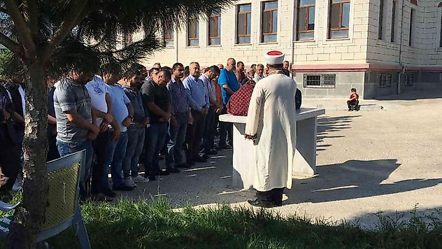 Annesinin öldürdüğü minik Ela'ya acı veda