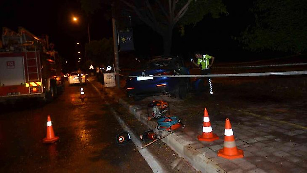 Antalya'da ağaca çarpan otomobil yandı sürücü hayatını kaybetti