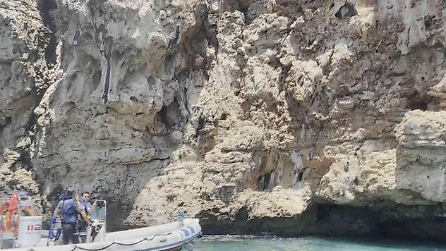 Antalya'da falezlerde nefes kesen kedi kurtarma operasyonu
