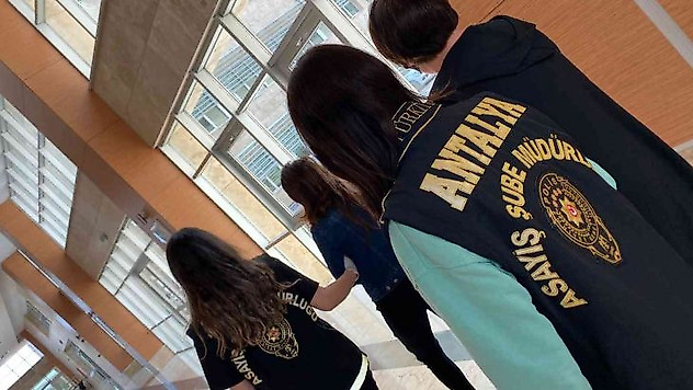 Antalya'da kuyumculara sahte altın satan 2 kadın yakalandı