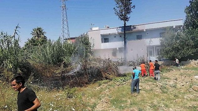 Antalya'da otel lojmanı arkasındaki alanda çıkan yangın büyümeden söndürüldü