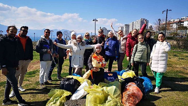 Antalya'da Rus ve Ukraynalılar birlikte çöp topladı