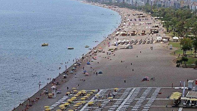 Antalya'da termometreler 36 dereceyi gösterdi, tatilciler sahillere akın etti