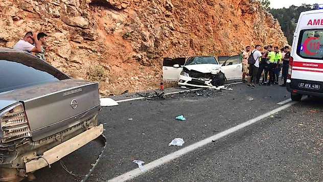 Antalya'da zincirleme trafik kazası: 4 yaralı